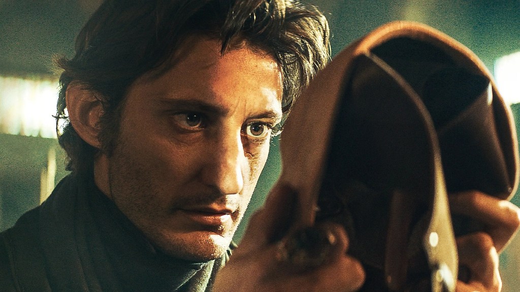 Pierre Niney como Edmont Dantès en El conde de Montecristo.