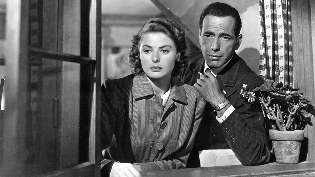 Humphrey Bogart e Ingrid Bergman miran por la ventana en el clásico de cine Casablanca (1942)