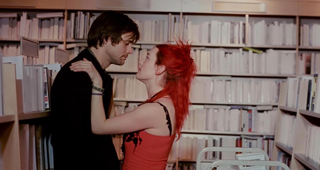 Joel (Jim Carrey) y Clementine (Kate Winslet) se miran en una escena de Eterno resplandor de una mente sin recuerdos. 
