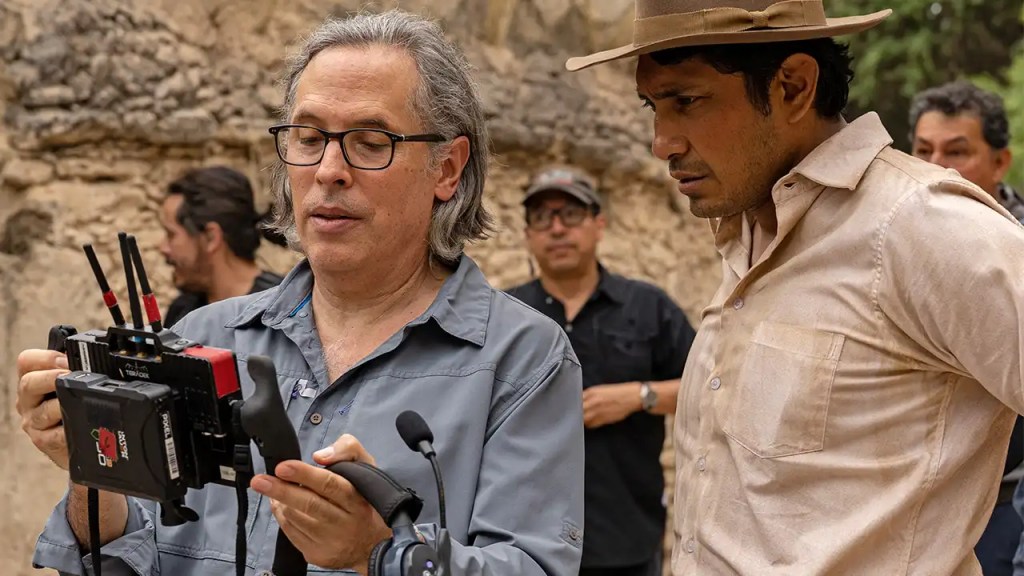 Rodrigo Prieto con sus actores en Pedro Páramo, la nueva adaptación de la novela de Juan Rulfo de Netflix