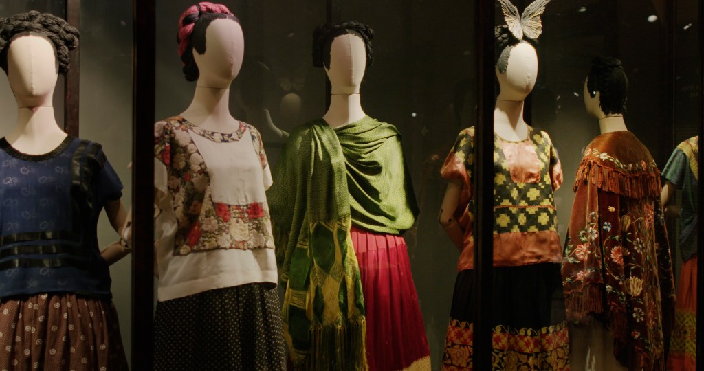 Los vestidos de Frida Kahlo en el documental Frida: Viva la vida.