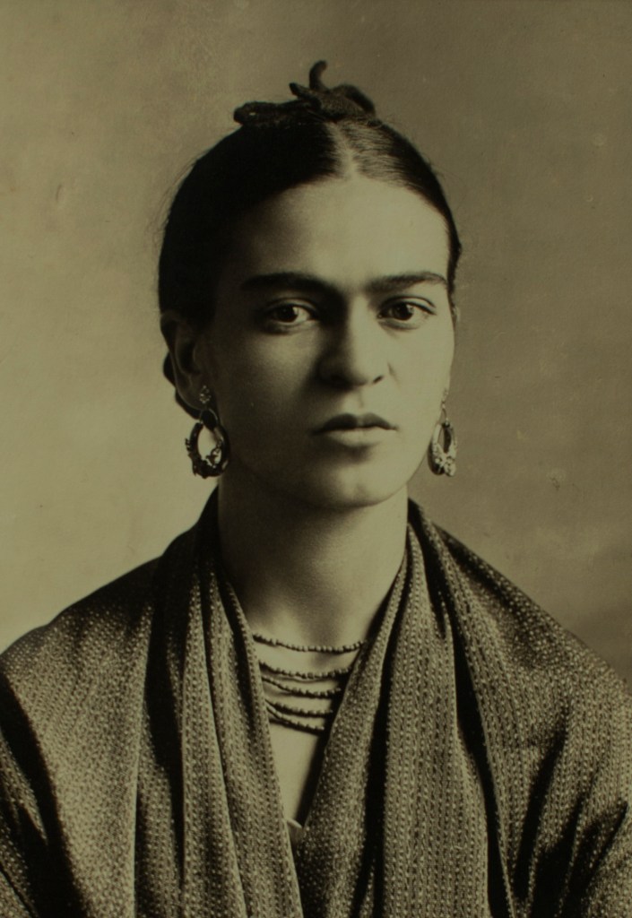 Retrato/fotografía de Frida Kahlo por su padre Guillermo Kahlo. 