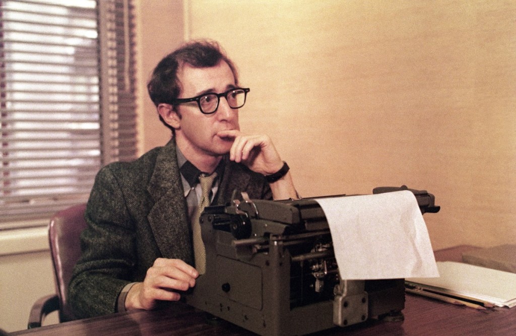 Woody Allen joven frente a la máquina de escribir.