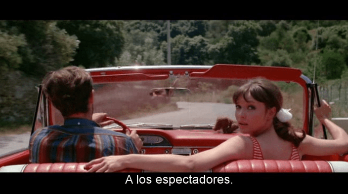Jean-Luc Godard y Anna Karina rompiendo la cuarta pared en PIERROT LE FOU (1965).