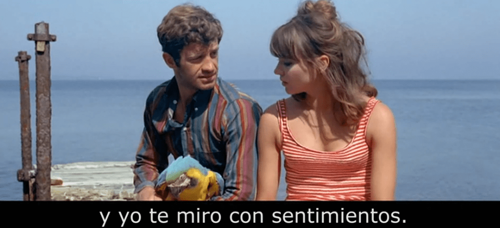 Jean-Paul Belmondo y Anna Karina conversando frente al mar en Pierrot le fou (1965) de Jean-Luc Godard.