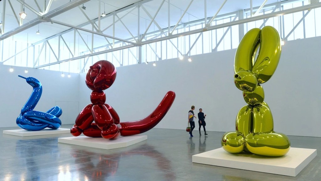Balloon Dog (Azul) y otras esculturas de Jeff Koons.