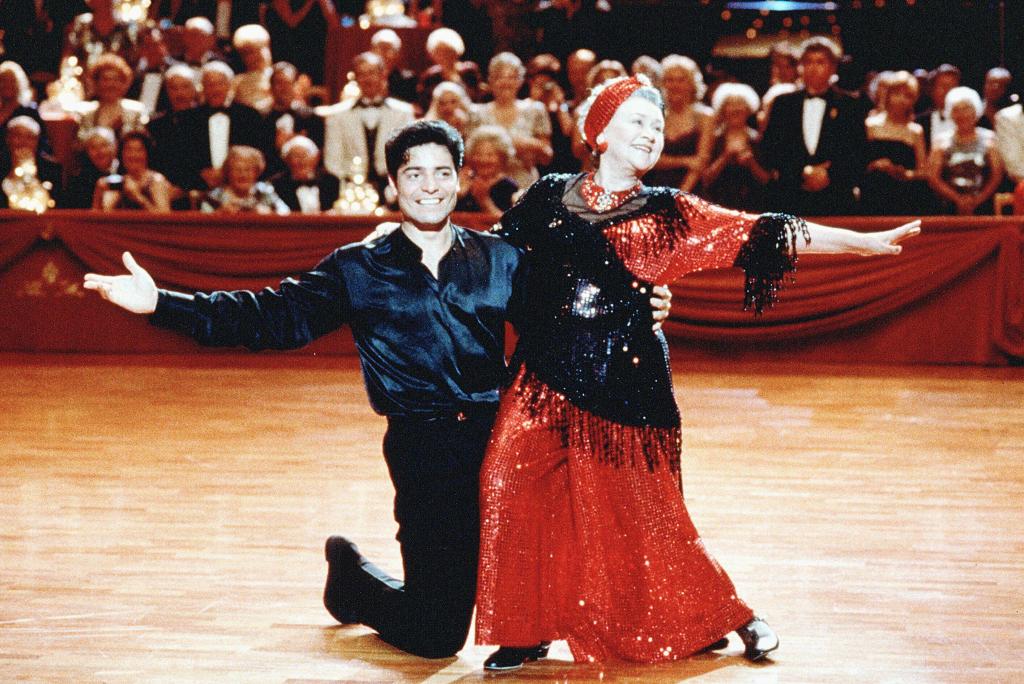 Joan Plowright como Bea Johnson con Chayanne en BAILA CONMIGO o DANCE WITH ME, dirigida por Randa Haines en 1998. Película de COLUMBIA PICTURES.
