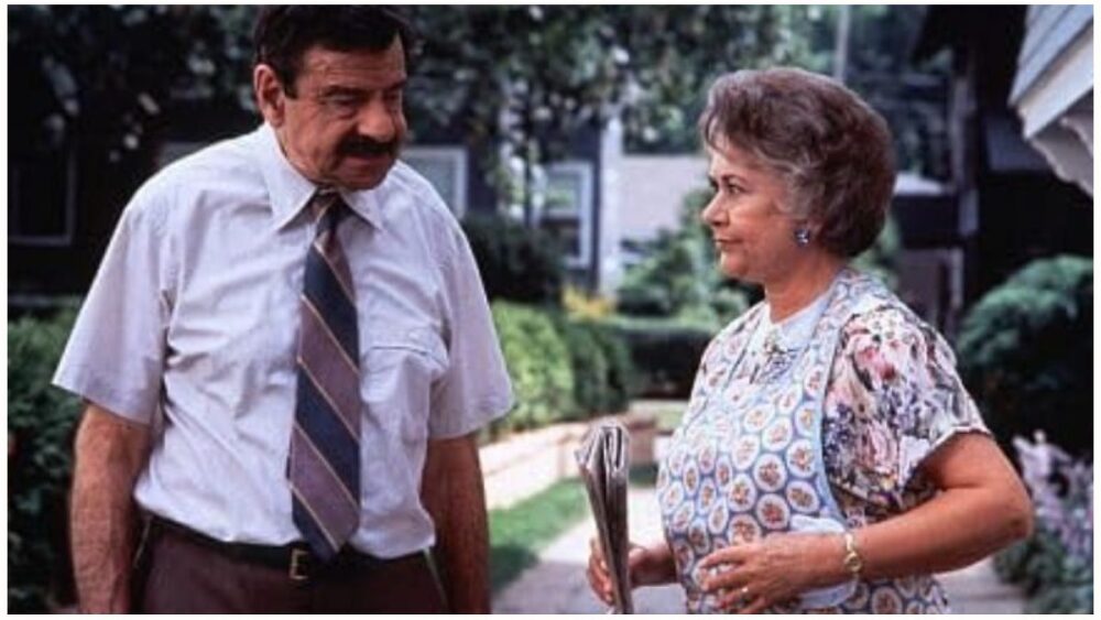 Joan Plowright como la Sra. Wilson en Daniel el travieso. Dir: Nick Castle, (1993).