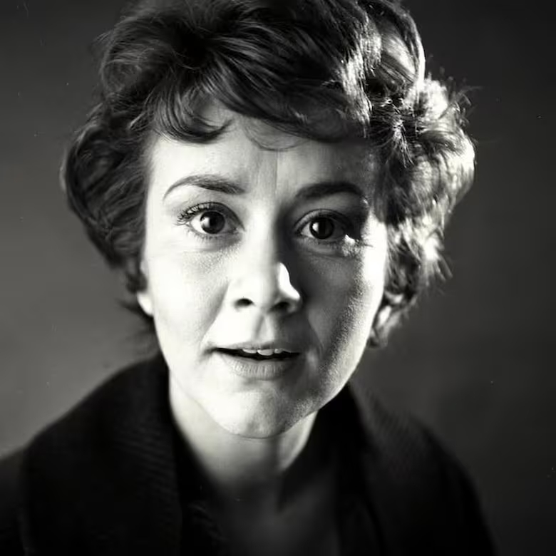Joan Plowright como Olga Alliluyeva en Stalin (película televisiva de 1992 por la que ganó un Globo de Oro a Mejor Actriz de Reparto), Stalin. Dir: Ivan Passer (1992).