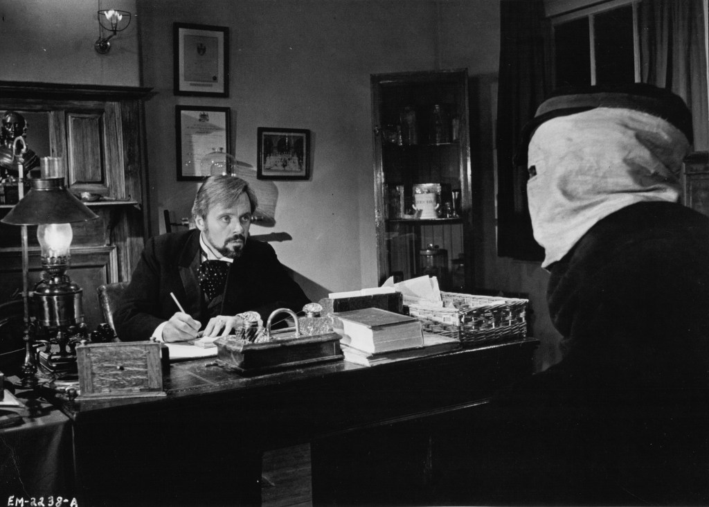 Anthony Hopkins en THE ELEPHANT MAN, o EL HOMBRE ELEFANTE, una de las películas más recordadas de David Lynch.