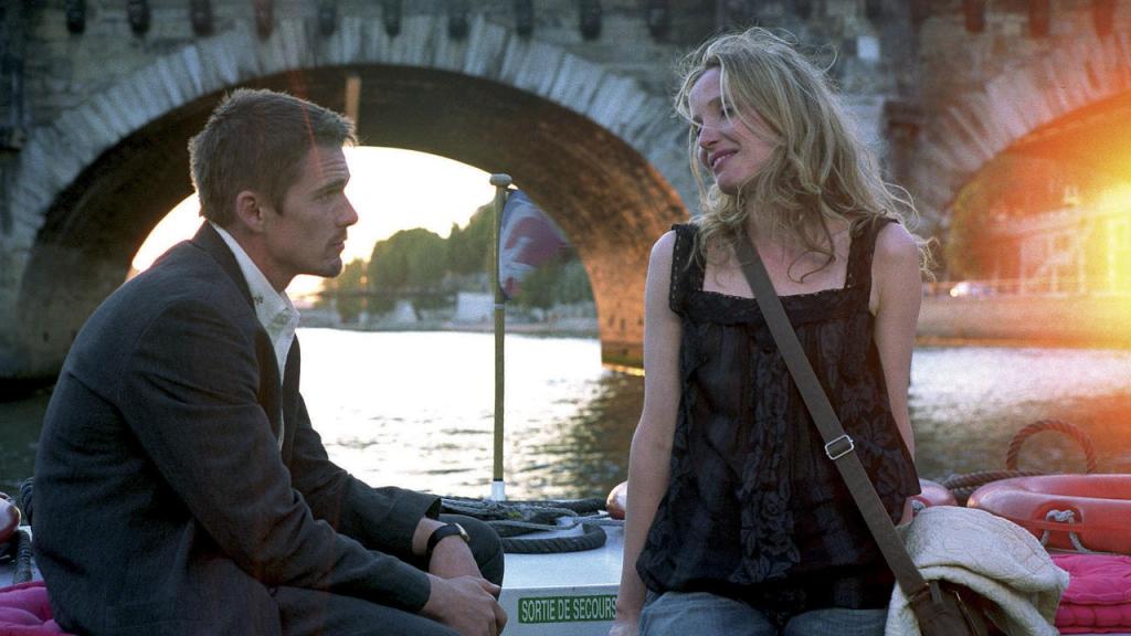 Jesse y Céline caminan por las calles de París durante el atardecer, entre recuerdos, silencios y conversaciones que nunca terminan.
(Before Sunset, Richard Linklater, 2004)

