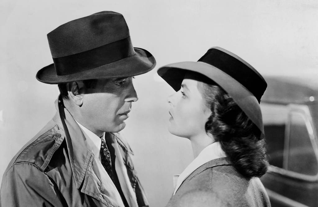 Rick e Ilsa se despiden en medio de la niebla en un aeropuerto, mientras una frase inmortal se queda suspendida en el aire: “Siempre tendremos París”.
(Casablanca, Michael Curtiz, 1942)