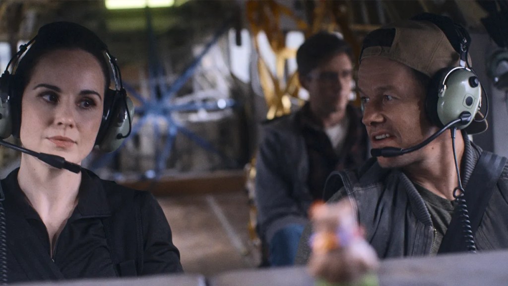 Póster del thriller “Amenaza en el aire”, protagonizado por Mark Wahlberg. En esta película de acción disponible en Prime Video, un piloto comercial se ve envuelto en una peligrosa misión aérea para proteger a un testigo clave, enfrentando ataques y sabotajes a 30,000 pies de altura.