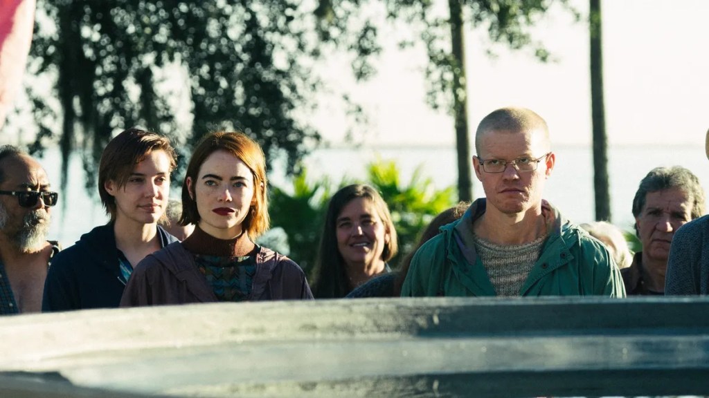 Emma Stone y Jesse Plemons en la nueva película de Yorgos Lanthimos.