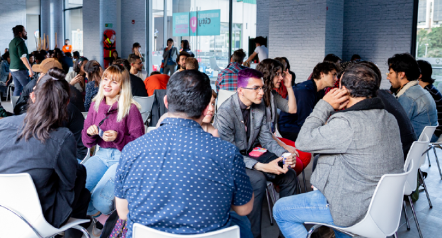 Encuentro profesional en el BFM 2025 entre productores y cineastas durante sesiones de coproducción y networking audiovisual