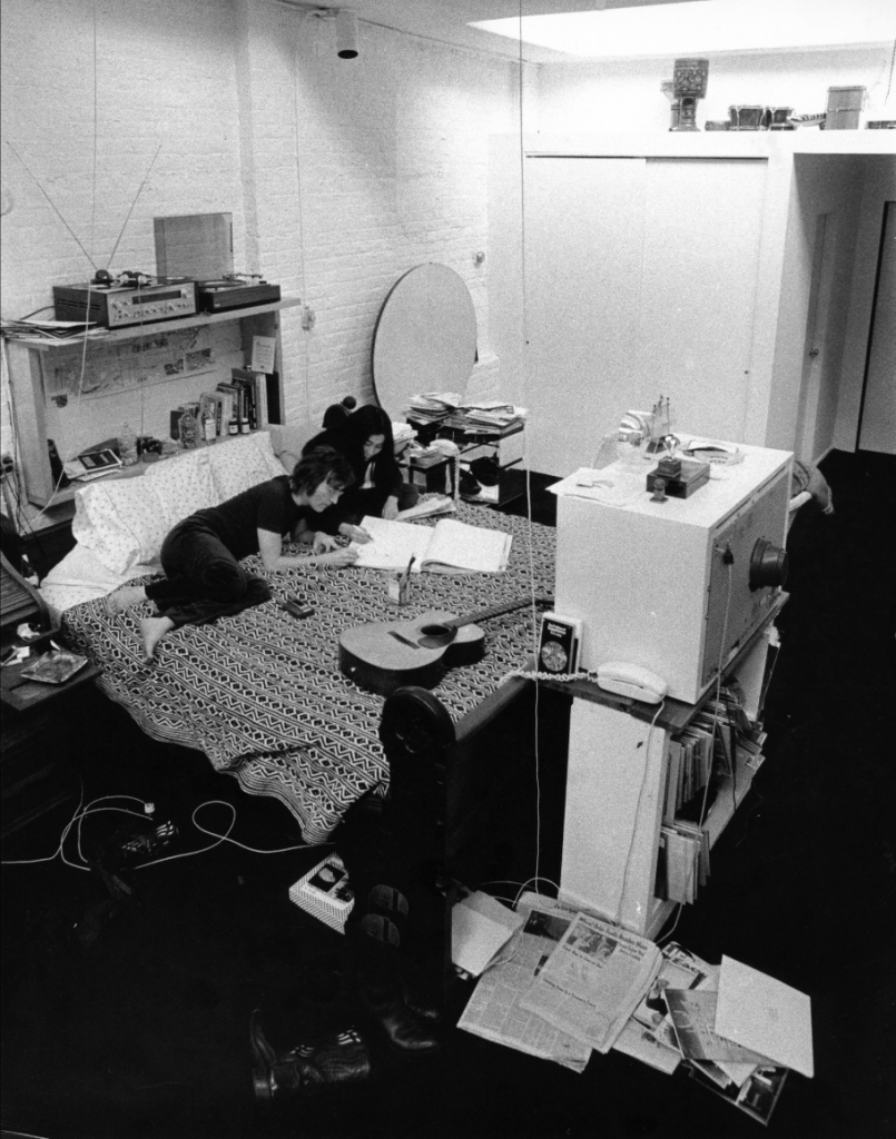 Yoko Ono y John Lennon en su apartamento de Nueva York, en el documental de Kevin Macdonald