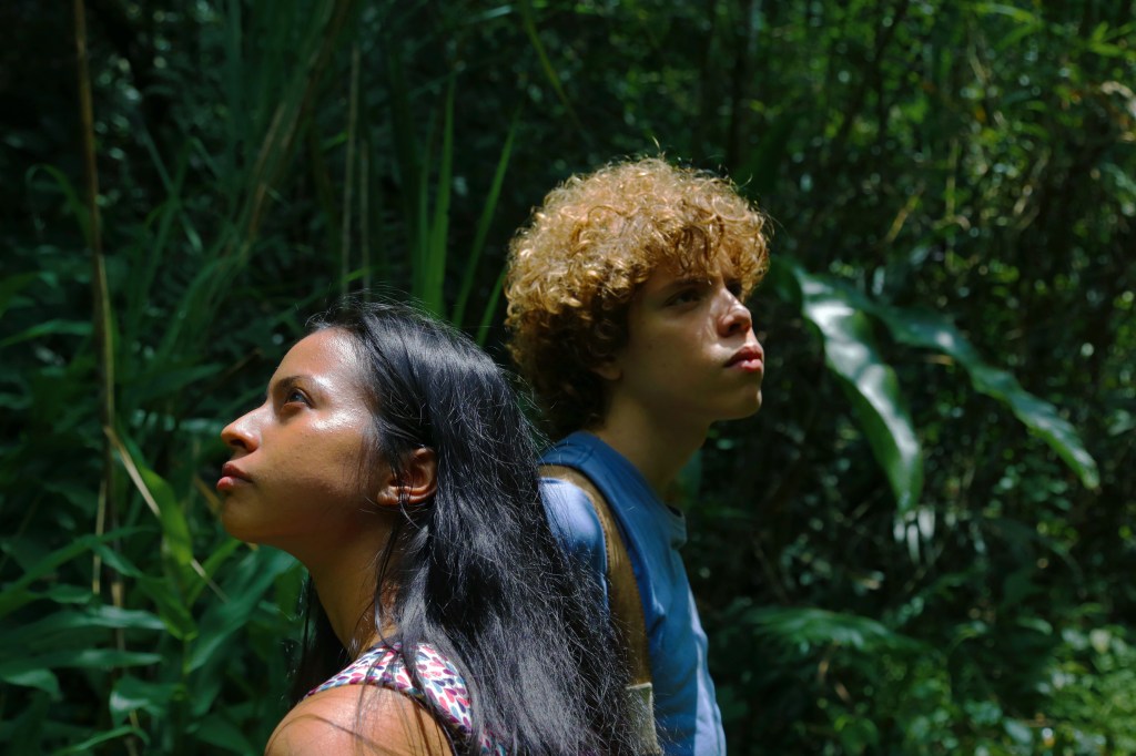 Escena de Pedro y Margarita en el río en la película Golán, cine colombiano.