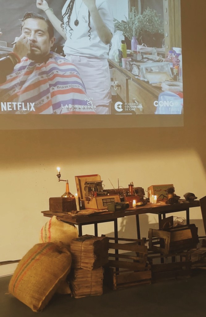 Becarios del Lab Macondo construyendo sets y explorando elementos del diseño de producción durante la fase presencial.