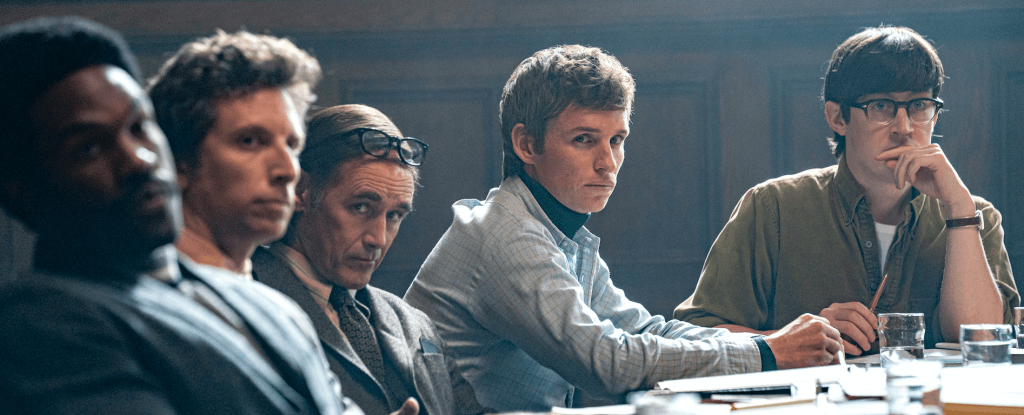 Escena de El juicio de los 7 de Chicago (2020), que representa el proceso judicial contra activistas que protestaron contra la guerra de Vietnam en 1968.