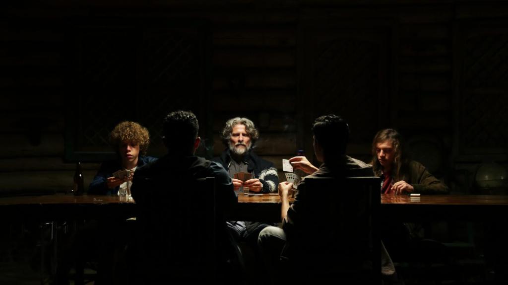 Escena de Golán que refleja racismo y tensiones de clase en la finca.