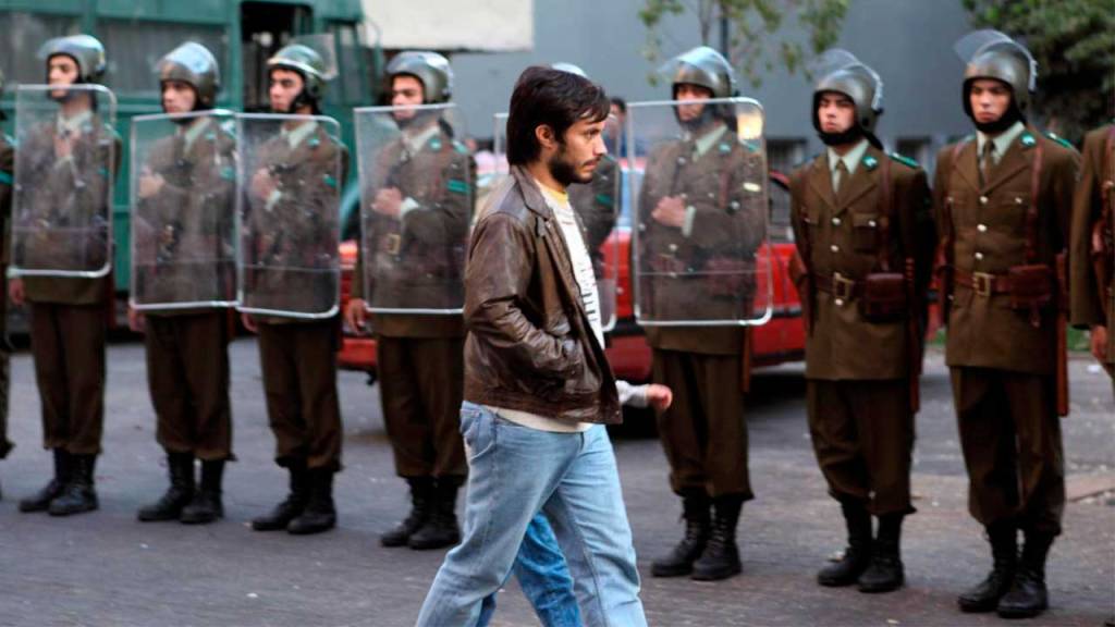 Fotograma de la película No (2012), donde un creativo publicitario lidera una campaña para derrotar a Pinochet en el plebiscito chileno.