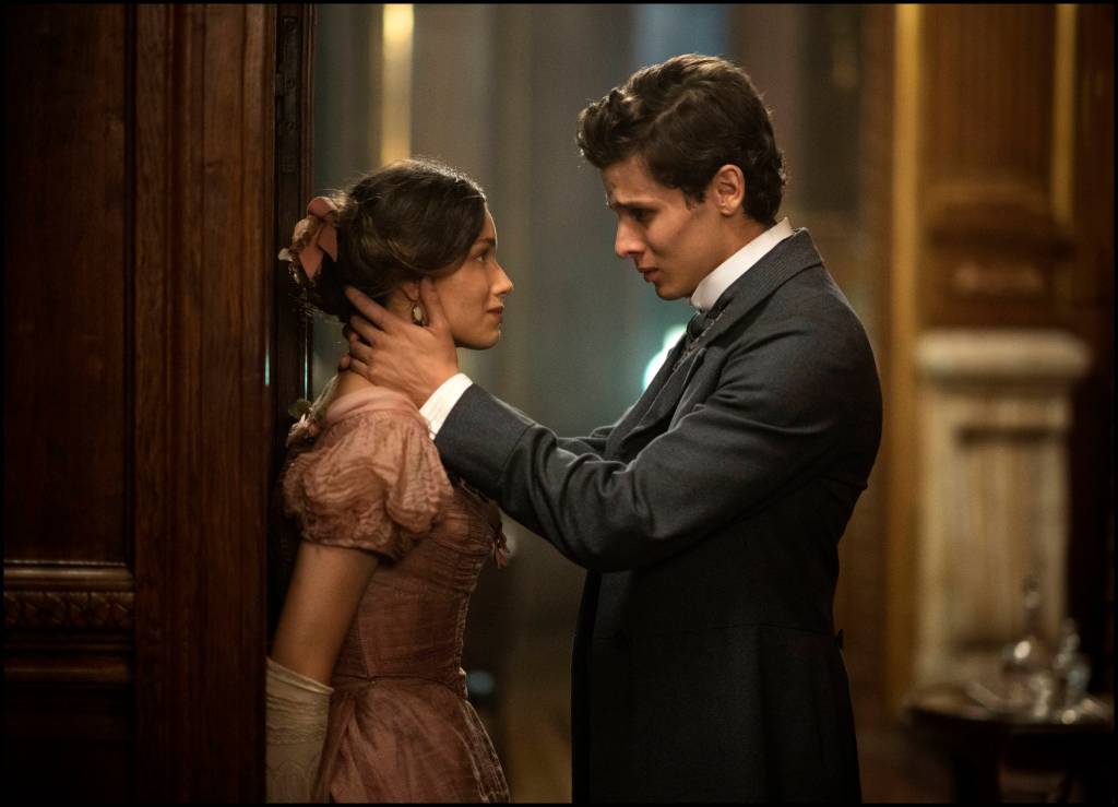 El profesor de esgrima (2023) de Vincent Pérez, mostrando al maestro enseñando esgrima en un salón histórico, reflejando tensión, disciplina y drama en la Francia del siglo XIX.