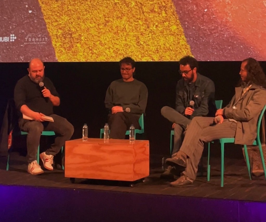 Los cineastas Jerónimo Atehortúa, Emanuel Rojas y Juan Sebastián Quebrada durante la charla “Migrar y crear” en el BIFF BANG 2025.