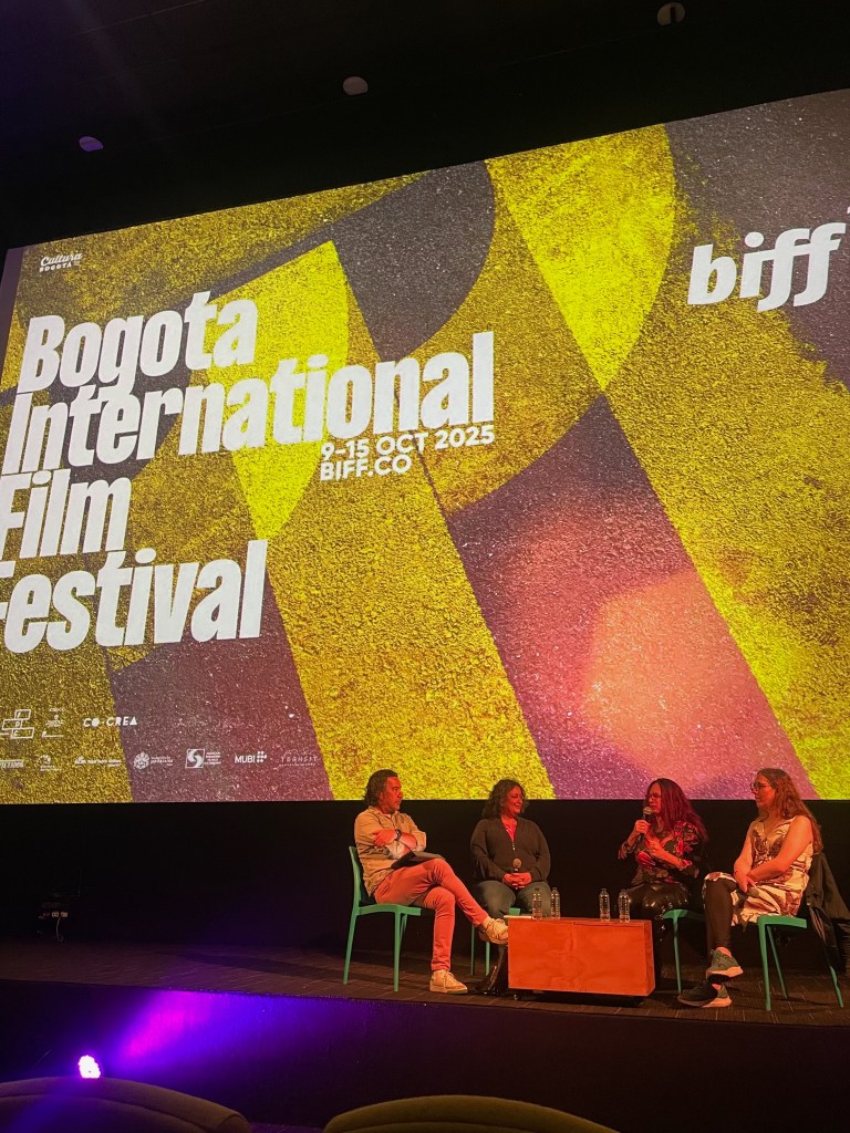 Brigitte Baptiste, Flora Rodríguez y Angélica Lozano durante la charla del BIFF BANG 2025, reflexionando sobre la ecología queer y la diversidad como fuerza vital del cine colombiano.