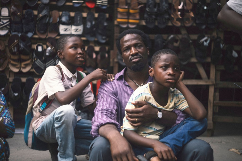 Imagen de la película My Father’s Shadow (2025) de Akinola Davies Jr., proyectada en el BIFF 2025, que retrata a dos hermanos nigerianos enfrentando la ausencia de su padre durante la crisis electoral de 1993.