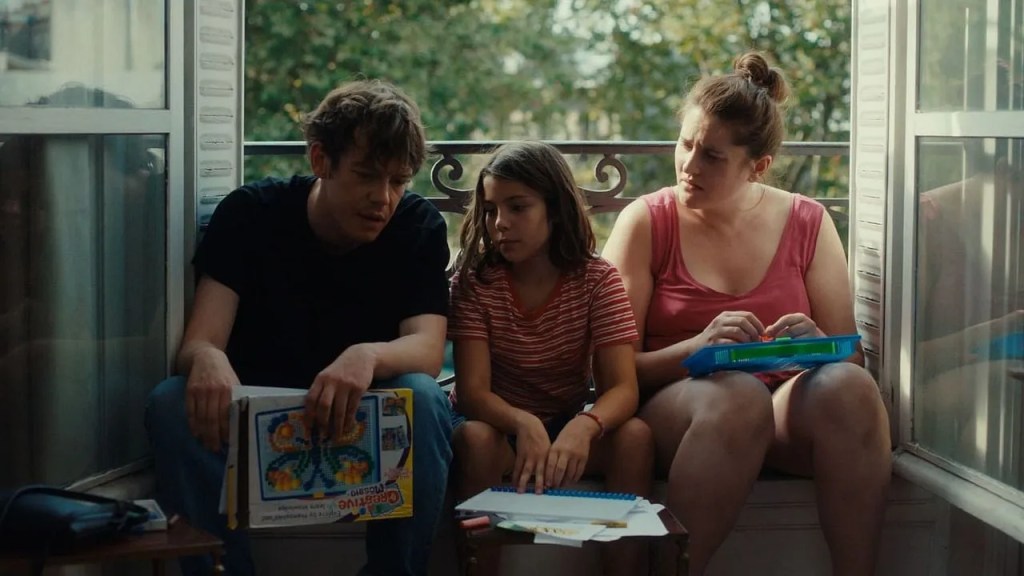 protagonista Blandine caminando por París en That Summer in Paris de Valentine Cadic.