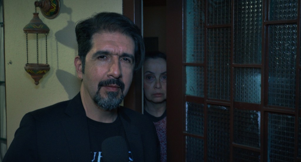 Imagen detrás de cámaras del cortometraje Muertos Que No Son Muertos, con técnica de falso documental en cine colombiano.