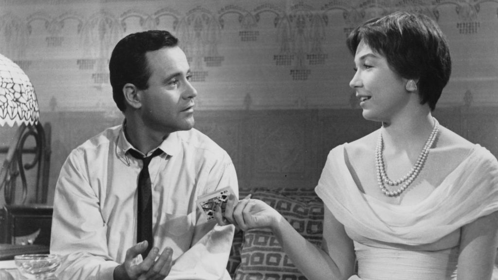 Jack Lemmon y Shirley MacLaine en una escena de la película The Apartment de Billy Wilder, clásico del cine de 1960.