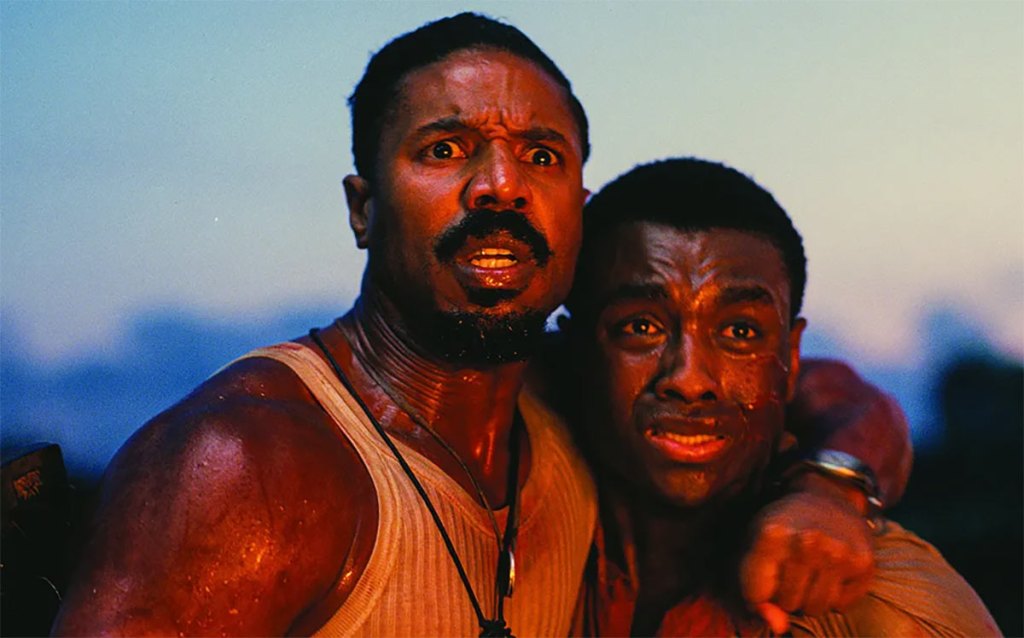 Sinners: Gemelos protagonistas enfrentando amenaza sobrenatural en terror histórico.