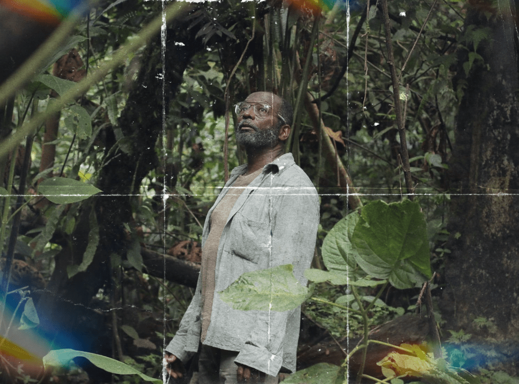 Captura de pantalla de la película Yo vi tres luces negras con efecto de textura de papel arrugado.